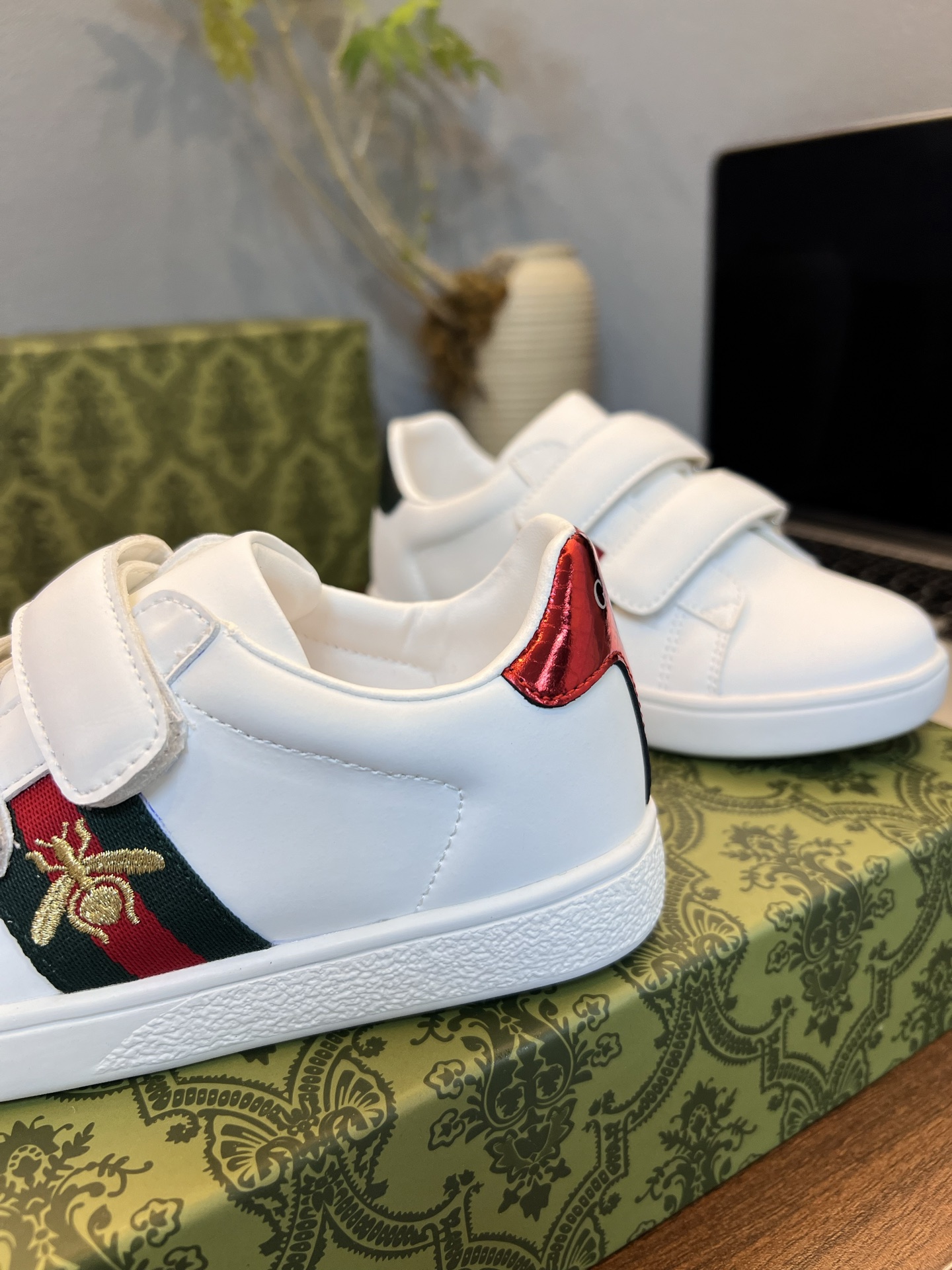 Children's shoes child